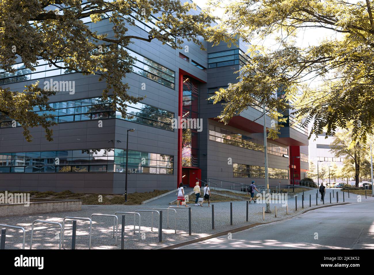 Wrocław, POLONIA - 28 LUGLIO 2022: Wrocław Università della Scienza e della tecnologia, vista d'angolo dell'edificio 'Technopolis' Foto Stock