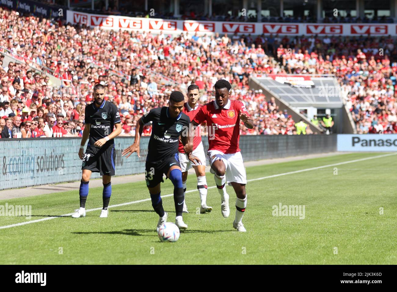 Oslo, Norvegia, 30th luglio, Reinildo Mandava di Atletico Madrid e Anthony Elanga del Manchester United, Credit: Frode Arnesen/Alamy Live News Foto Stock