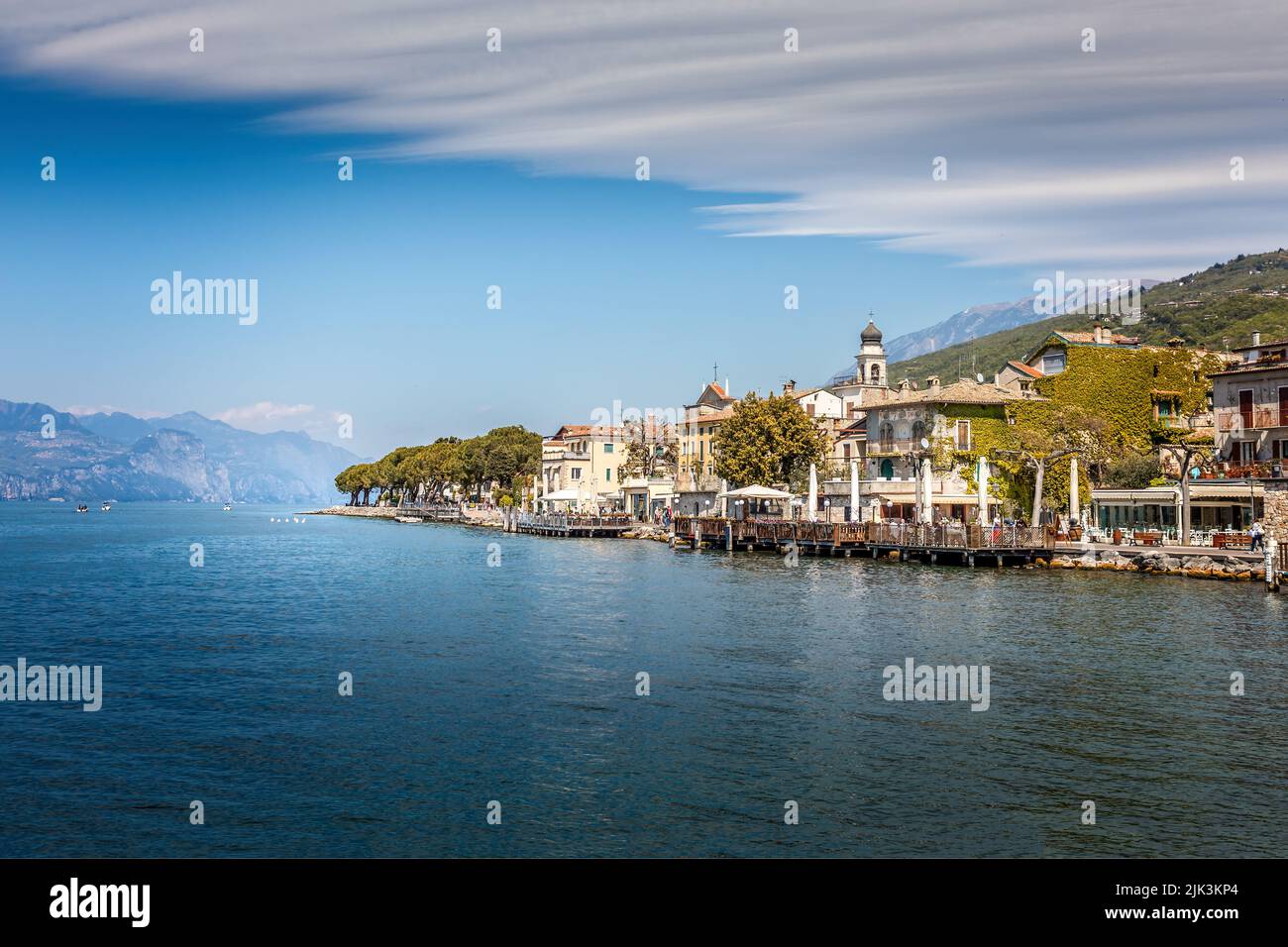 Affacciato sul lungomare di Torri del Benaco, Lago di Garda, Italia Foto Stock