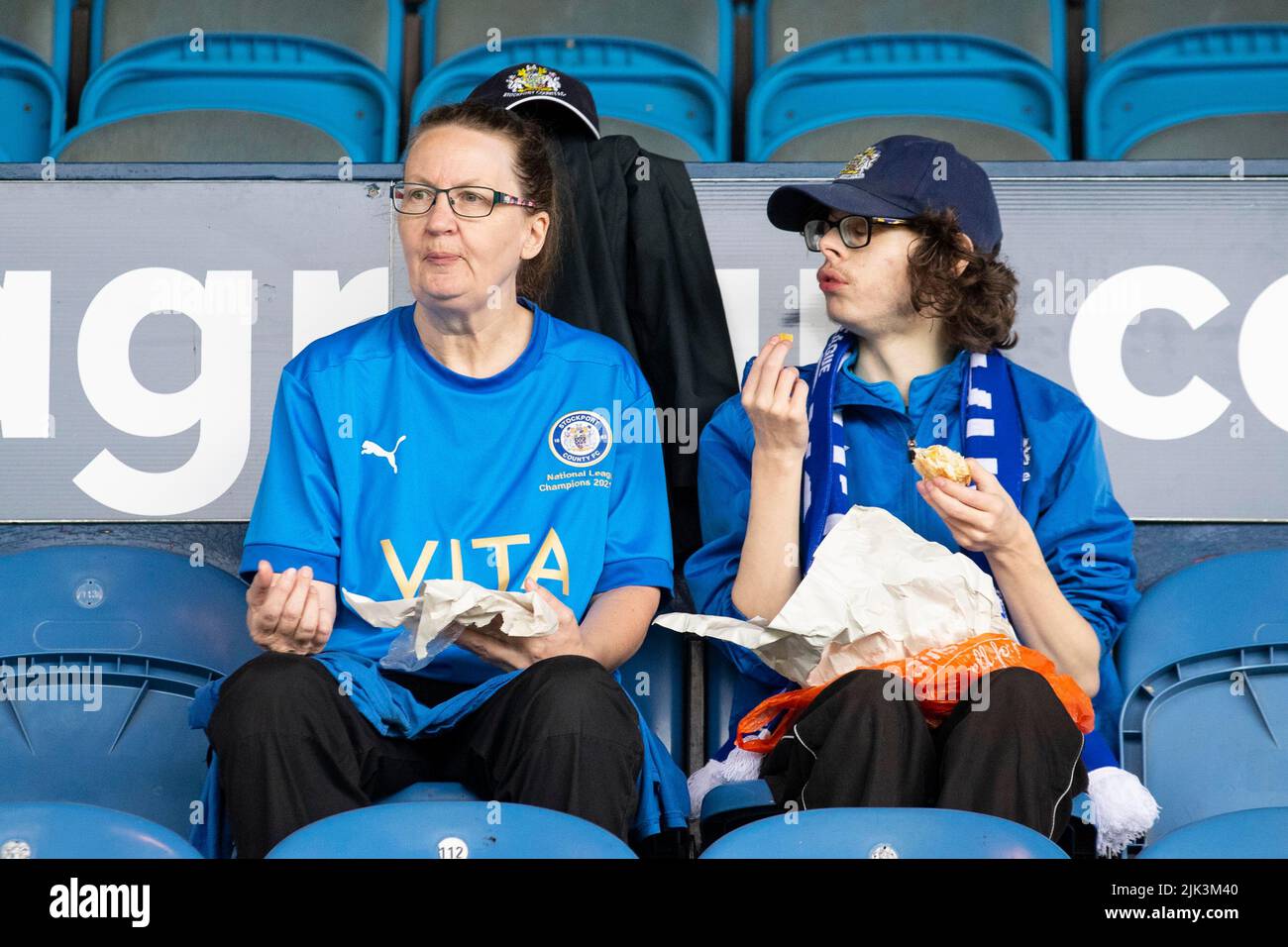 Stockport, Regno Unito. 30th luglio 2022. I tifosi della Stockport County durante la partita della Sky Bet League 2 tra la Stockport County e Barrow all'Edgeley Park Stadium di Stockport sabato 30th luglio 2022. (Credit: Mike Morese | MI News) durante la partita della Sky Bet League 2 tra Stockport County e Barrow all'Edgeley Park Stadium di Stockport sabato 30th luglio 2022. Foto Stock