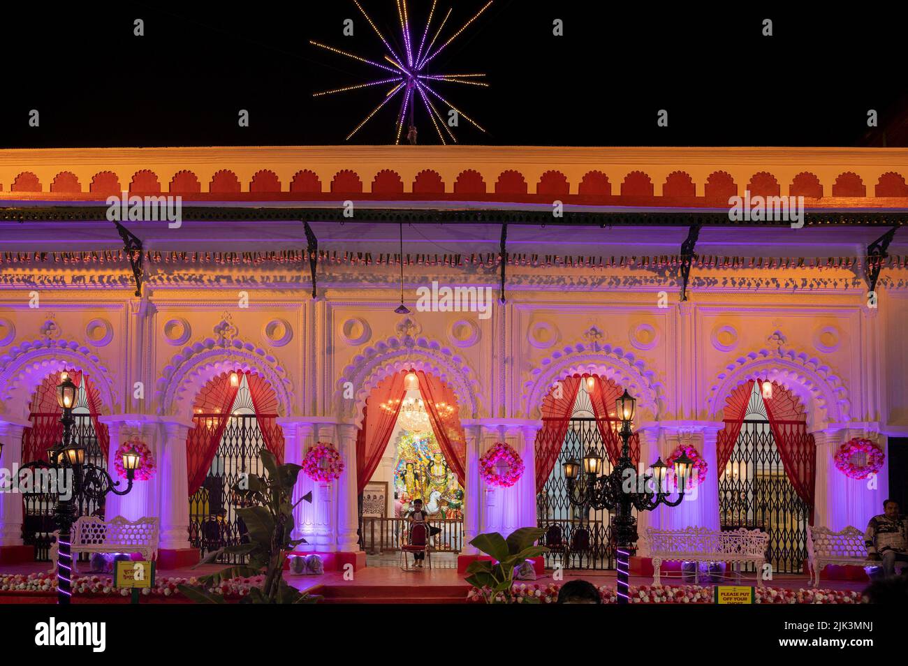 Kolkata, Bengala Occidentale, India - 12th Ottobre, 2021 : decorato Durga Puja pandal di Shovabazar Rajbarhi di notte. Il più grande festival dell'Induismo. Foto Stock