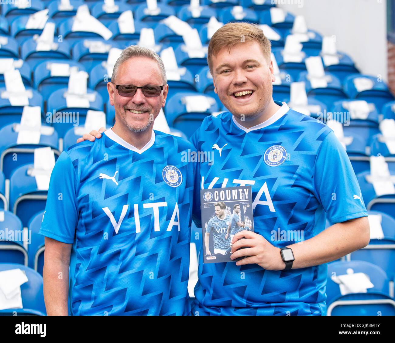 Stockport, Regno Unito. 30th luglio 2022. I tifosi della Stockport County durante la partita della Sky Bet League 2 tra la Stockport County e Barrow all'Edgeley Park Stadium di Stockport sabato 30th luglio 2022. (Credit: Mike Morese | MI News) durante la partita della Sky Bet League 2 tra Stockport County e Barrow all'Edgeley Park Stadium di Stockport sabato 30th luglio 2022. Foto Stock