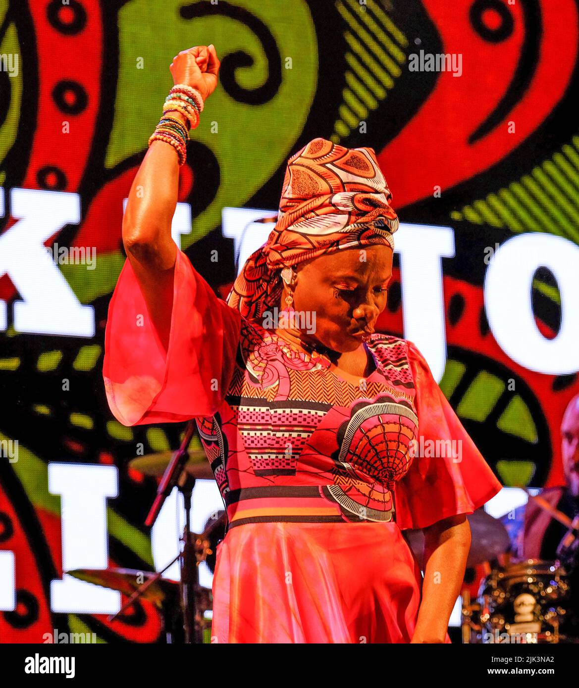 Wiltshire, Regno Unito. 29th luglio 2022. Malmesbury Wiltshire. Festival delle donne. Da Benin Angelique Kidjo che si esibisce sulla scena all'aperto. Credit: charlie bryan/Alamy Live News Foto Stock