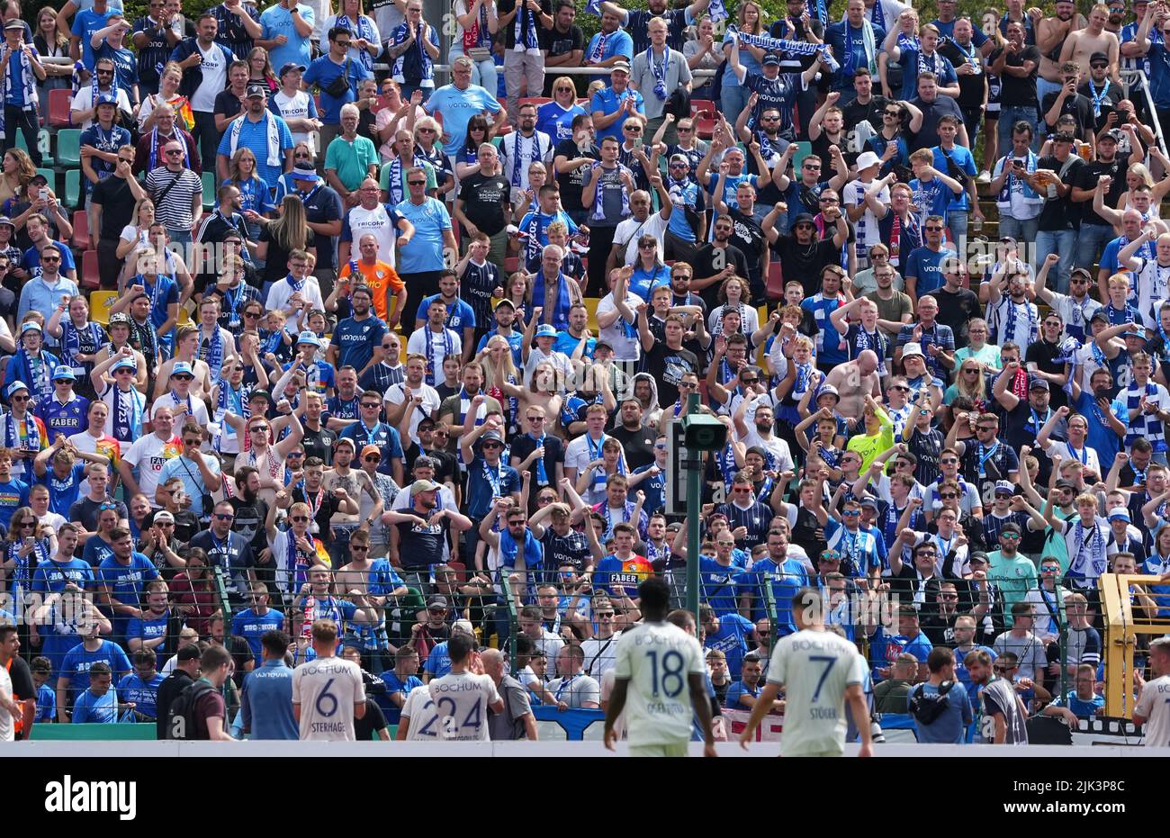 Berlino, Germania. 30th luglio 2022. Calcio: Coppa DFB, Viktoria 1889 Berlino - VfL Bochum, 1st round al Friedrich Ludwig Jahn Stadium. I fan di Bochum incoraggiano la loro squadra dopo la fine della partita. Credito: Soeren Stache/dpa - NOTA IMPORTANTE: In conformità con i requisiti della DFL Deutsche Fußball Liga e della DFB Deutscher Fußball-Bund, è vietato utilizzare o utilizzare fotografie scattate nello stadio e/o della partita sotto forma di immagini di sequenza e/o serie di foto video-simili./dpa/Alamy Live News Foto Stock