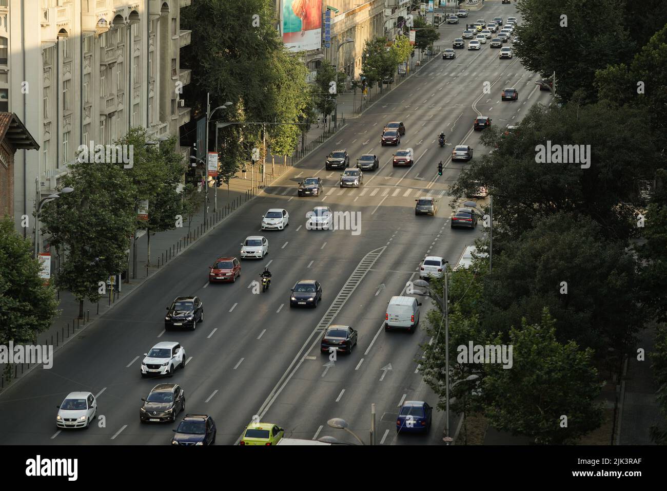 Bucarest, Romania - 30 luglio 2022: Automobili sul viale Magheru a Bucarest al tramonto. Foto Stock