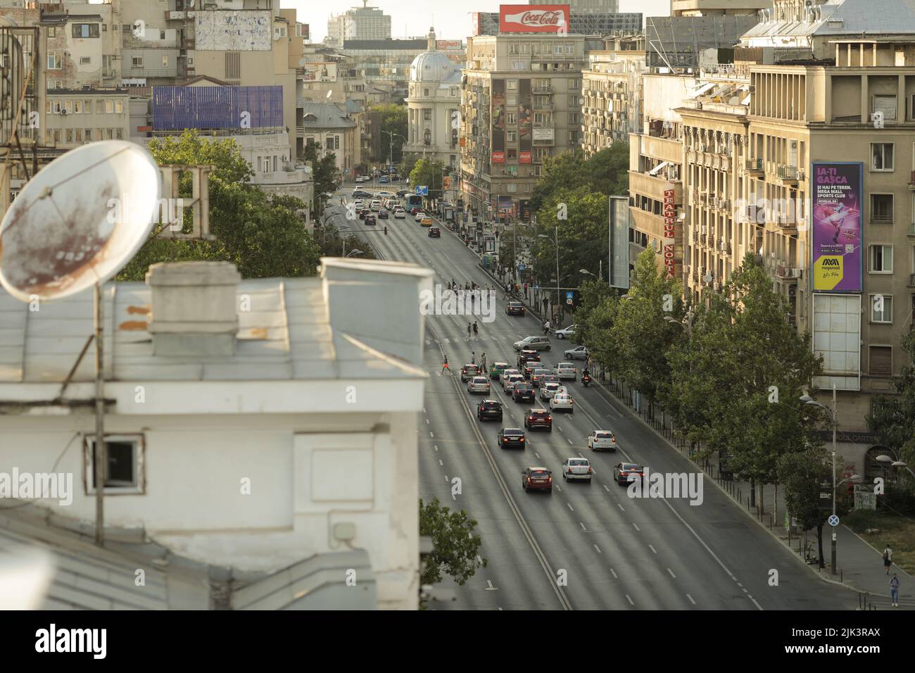 Bucarest, Romania - 30 luglio 2022: Automobili sul viale Magheru a Bucarest al tramonto. Foto Stock