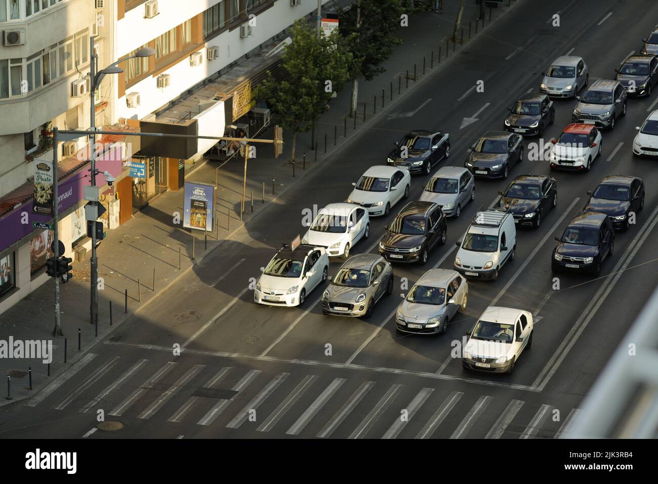 Bucarest, Romania - 30 luglio 2022: Automobili sul viale Magheru a Bucarest al tramonto. Foto Stock