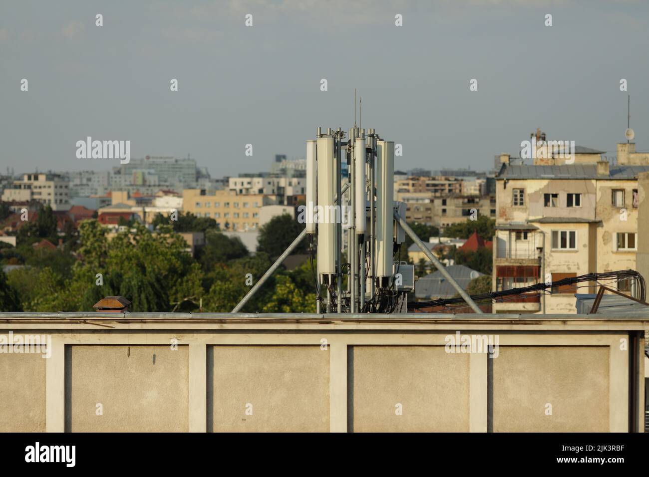 Bucarest, Romania - 30 luglio, 2022:4G e 5G antenne su un blocco di appartamenti nella città vecchia Bucarest durante il tramonto. Foto Stock