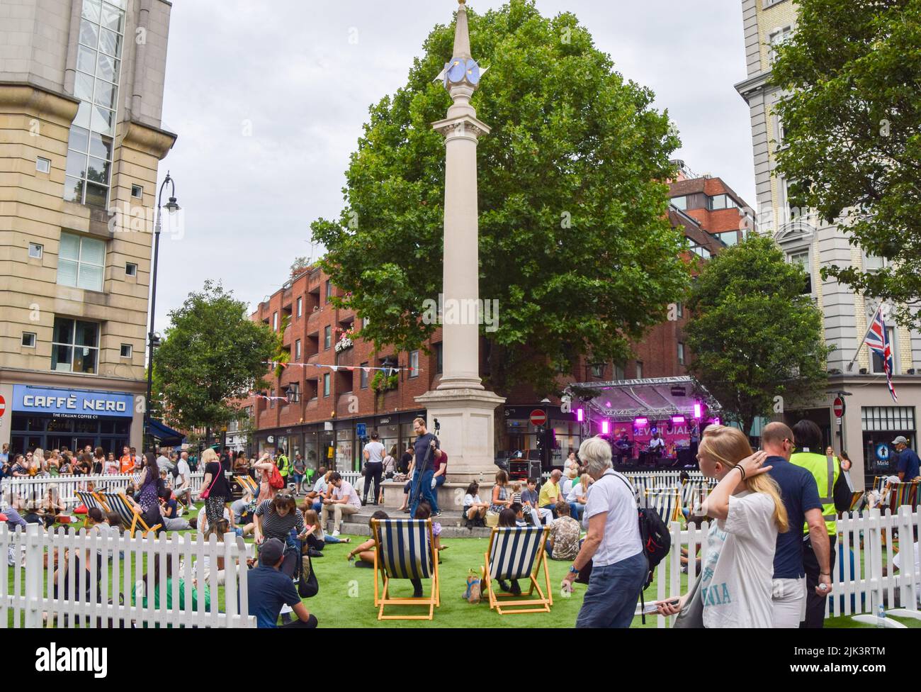 Londra, Regno Unito. 30th luglio 2022. Le persone apprezzano la musica dal vivo sul tappeto erboso artificiale al Seven Dials nel West End di Londra, che è stato bloccato per il traffico per il festival Summer Sessions di un giorno. Credit: Vuk Valcic/Alamy Live News Foto Stock