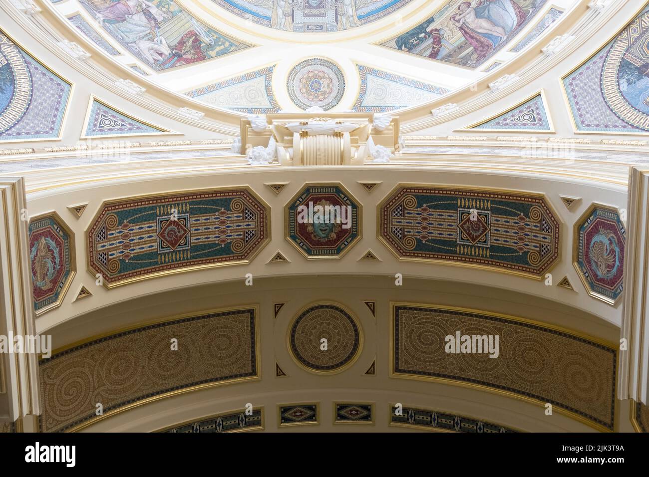 Dettagli del soffitto all'interno di uno dei bagni termali più conosciuti in Ungheria, bagno termale Széchenyi Foto Stock