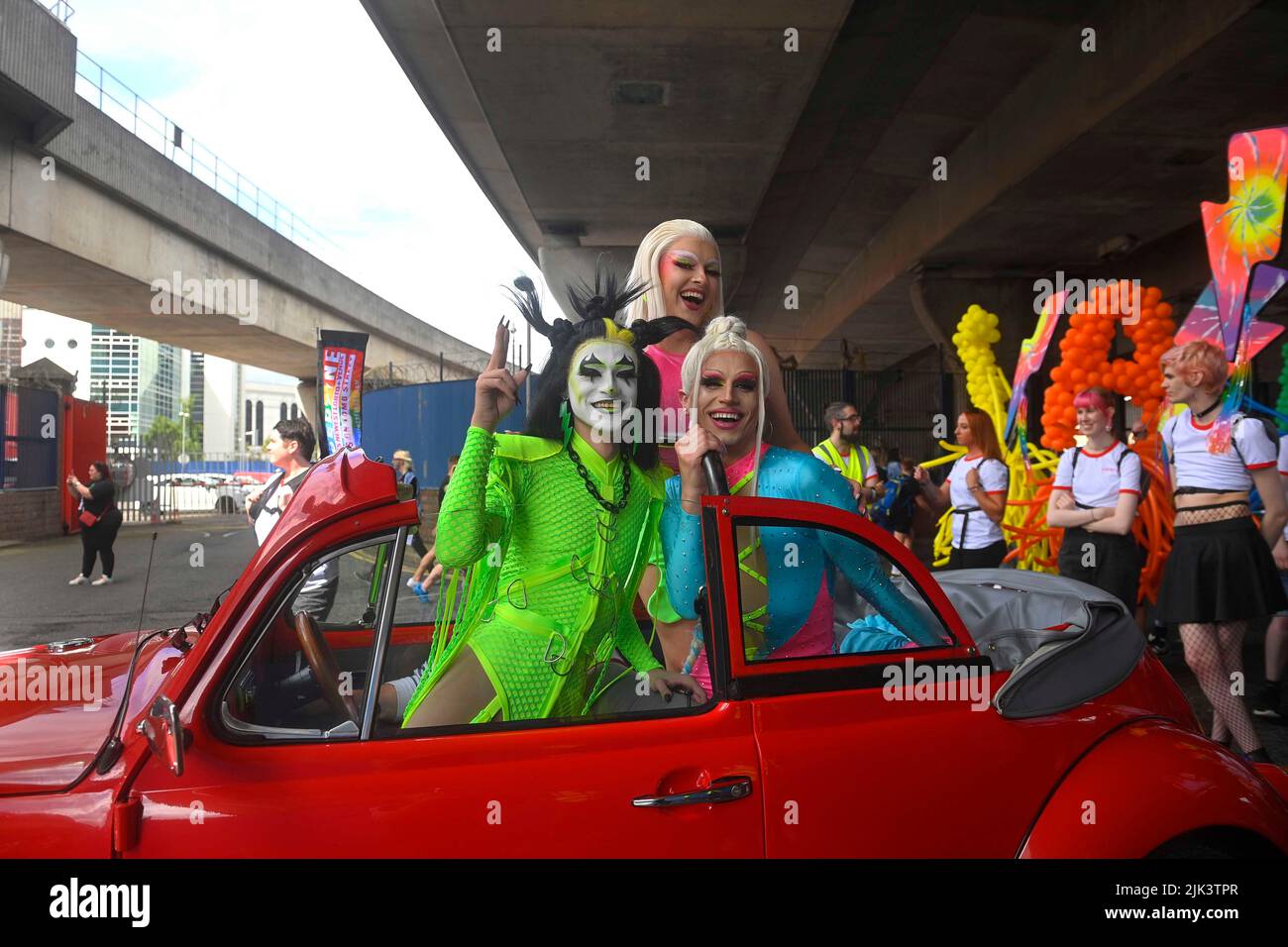 Persone durante la sfilata Belfast Pride che ritorna in città per la prima volta dalla pandemia. Data foto: Sabato 30 luglio 2022. Foto Stock