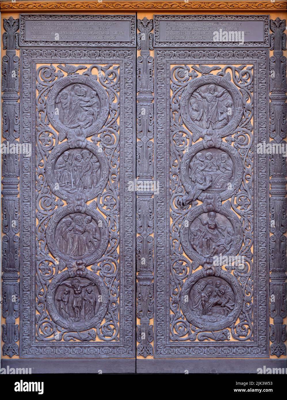 Porta di bronzo all'ingresso del portale centrale, Basilica di Saint Denis vicino a Parigi in Francia Foto Stock