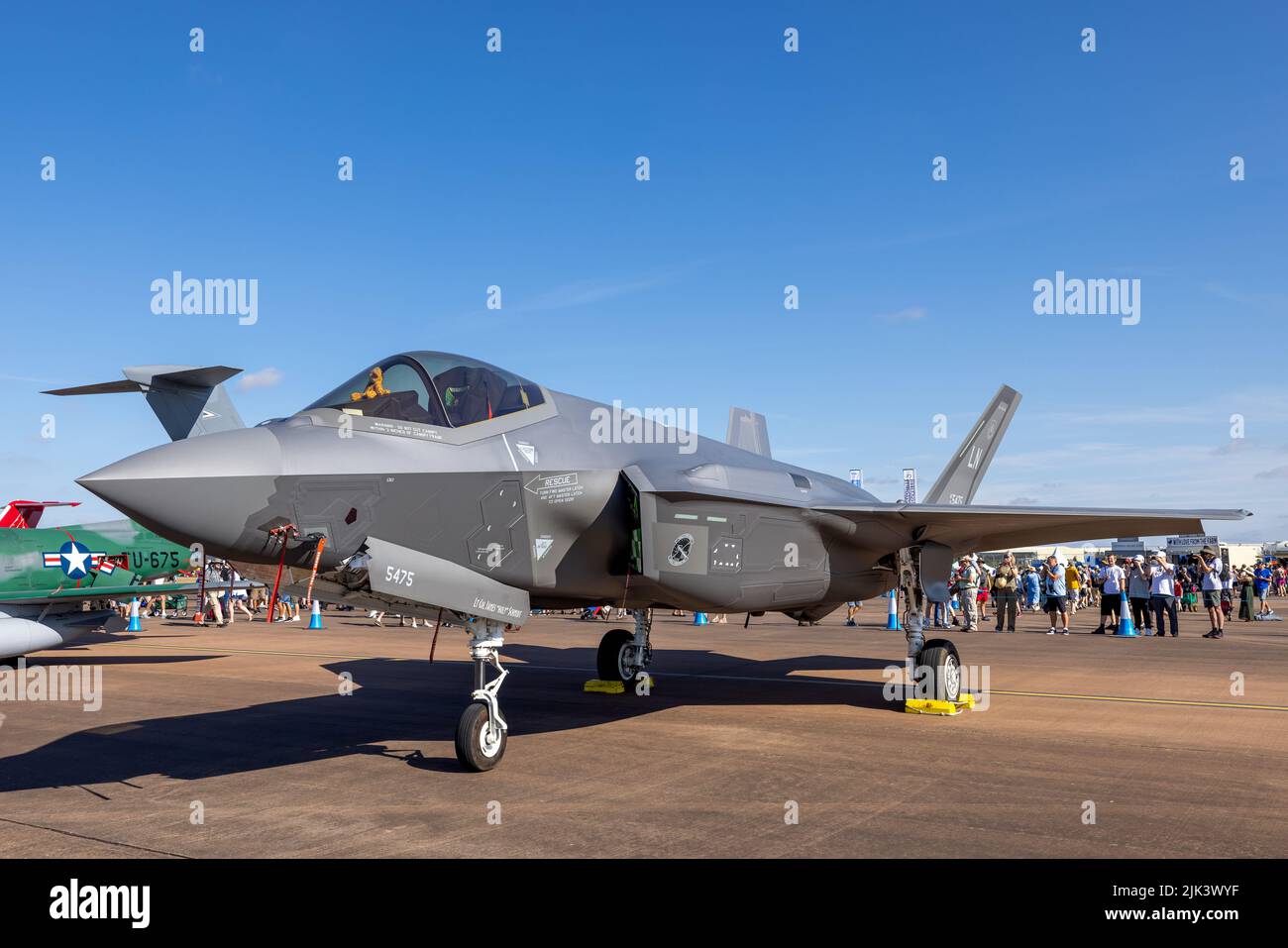 Lockheed Martin F-35A Lightning II del 495th Fighter Squadron "The Valkyries" in mostra al RIAT 2022 festeggiando il 75th anno della USAF Foto Stock