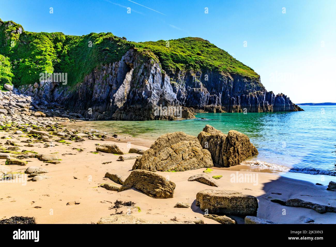 Il suggestivo arco di pietra calcarea conosciuto come Church Doors sul Pembrokeshire Coast National Park a Skrinkle Haven, Pembrokeshire, Galles, Regno Unito Foto Stock