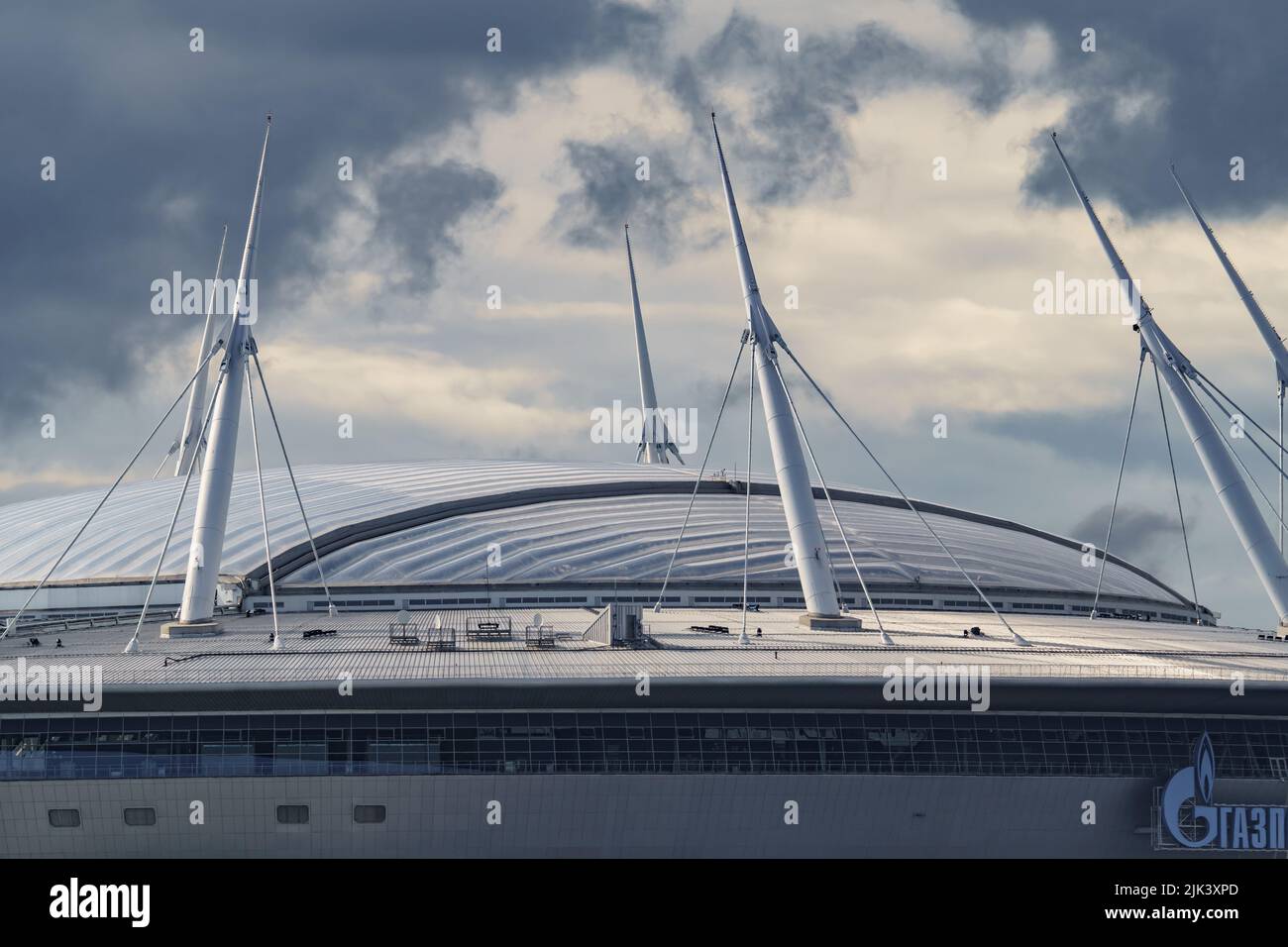 Russia, San Pietroburgo, 29 luglio 2022: Il nuovo edificio dello stadio di calcio Gazprom Arena, il tetto in metallo scorrevole luccica con guglie al sole, il Foto Stock