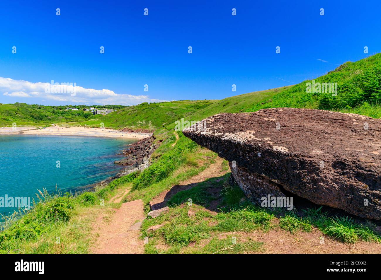 Il Pembrokeshire Coast Path nel Parco Nazionale costeggia intorno a Manorbier Bay con le sue rocce di arenaria rossa e la spiaggia di sabbia, Galles, Regno Unito Foto Stock