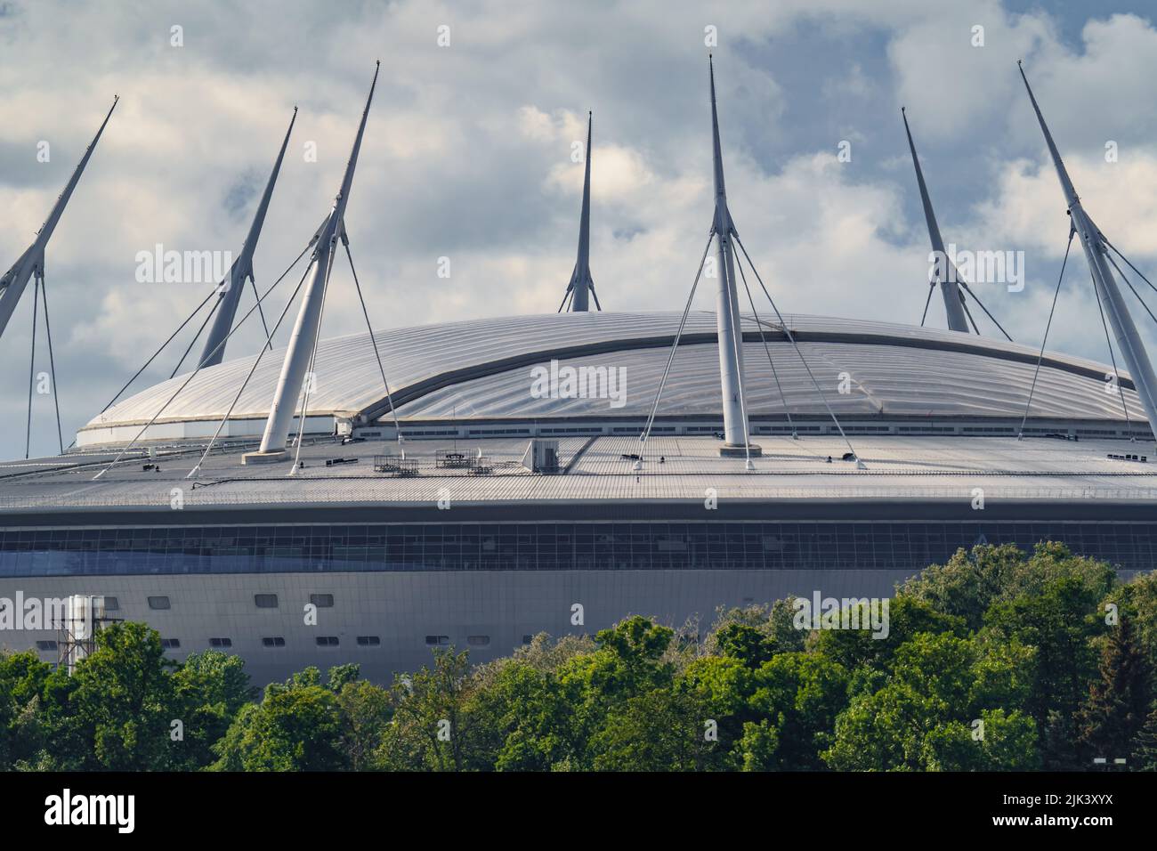 Russia, San Pietroburgo, 29 luglio 2022: Il nuovo edificio dello stadio di calcio Gazprom Arena, il tetto in metallo scorrevole luccica con guglie al sole, il Foto Stock