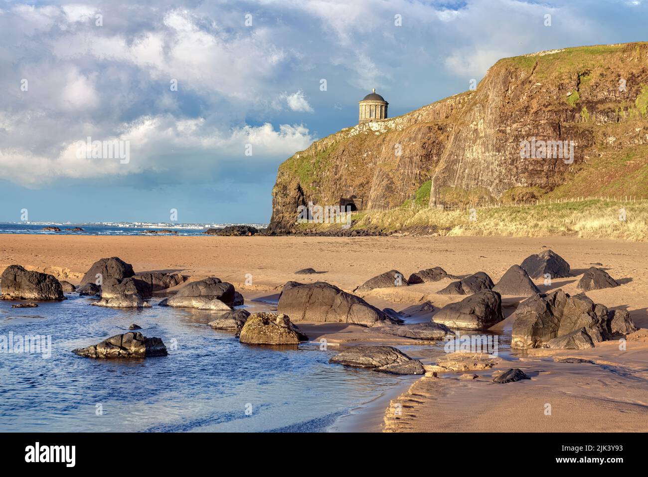 La spiaggia da discesa si trova sulla strada costiera Causeway nell'Irlanda del Nord. Famosa per il suo lungo tratto di costa sabbiosa e il tempio di Mussenden sul Foto Stock