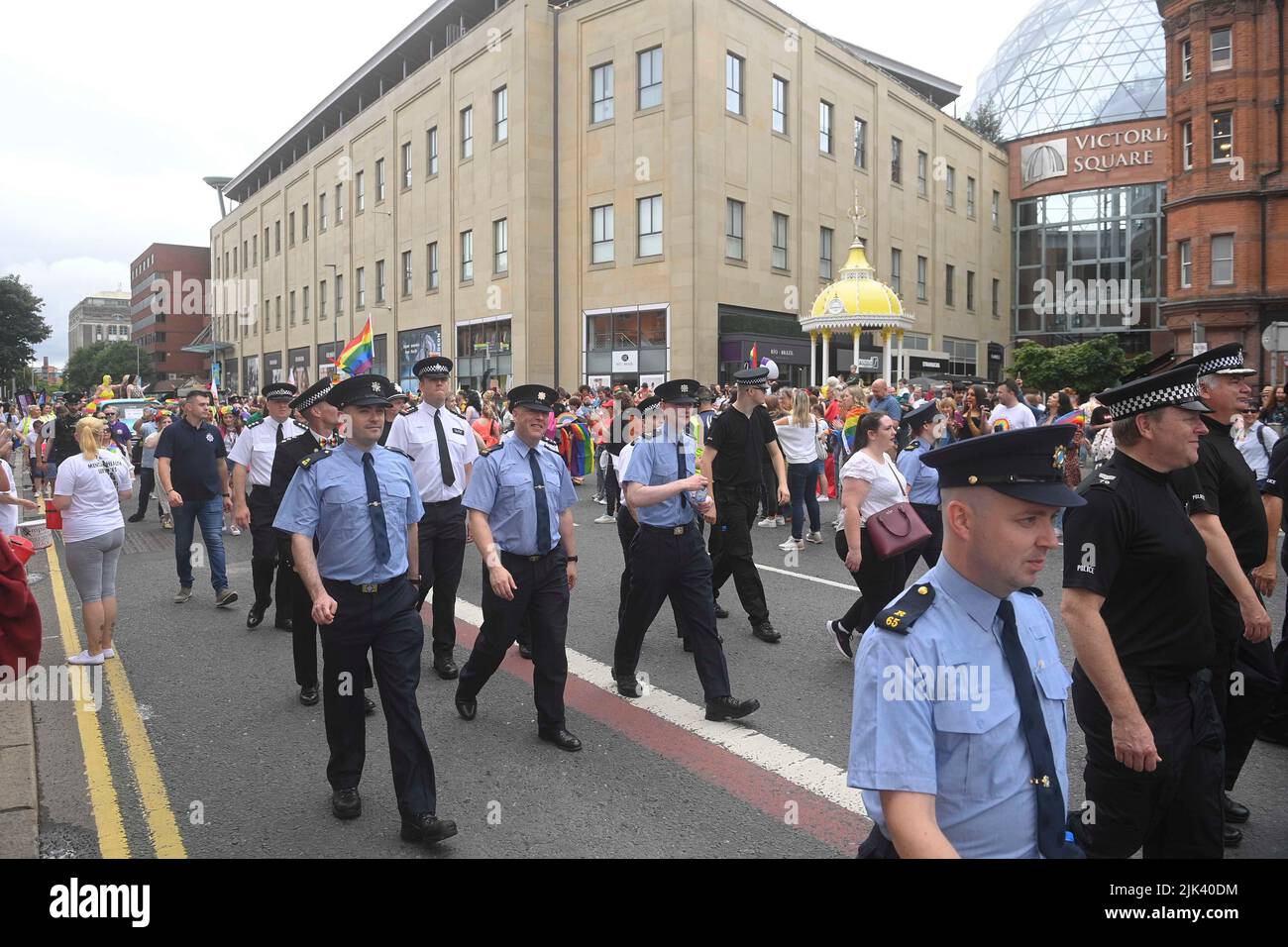 Membri di un Garda Siochana durante la sfilata Belfast Pride che ritorna in città per la prima volta dalla pandemia. Data foto: Sabato 30 luglio 2022. Foto Stock