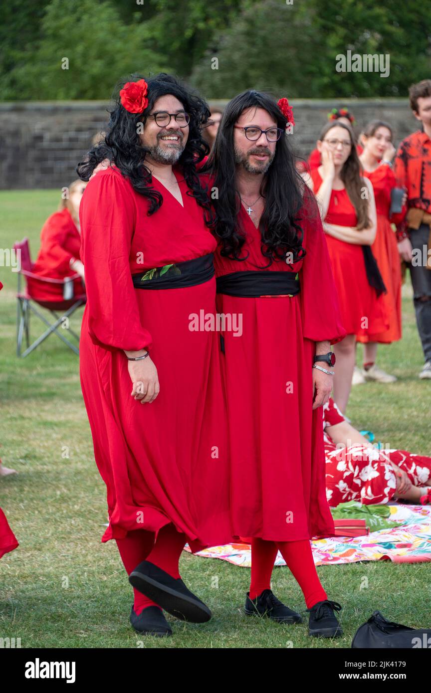 Edimburgo, Regno Unito. 30th luglio 2022. Il giorno delle alture più Wuthering di sempre è uno dei giorni più gioiosi dell'anno. Fu un'idea fondata da Shambush, un gruppo di performance britannico a Brighton nel 2013. Da allora, è diventato un fenomeno mondiale riunito da un collettivo globale di organizzatori di eventi amatoriali e professionali a livello internazionale. Eseguiamo l'evento con l'obiettivo di diffondere gioia e celebrare la musica di Kate Bush con una danza coreografica alla musica di Wuthering Heights. Credit: Andrew o'Brien/Alamy Live News Foto Stock