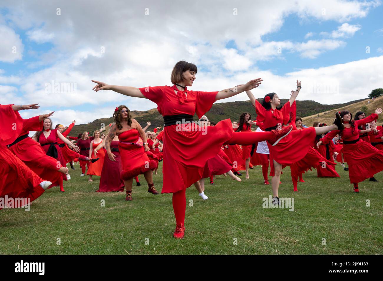 Edimburgo, Regno Unito. 30th luglio 2022. Il giorno delle alture più Wuthering di sempre è uno dei giorni più gioiosi dell'anno. Fu un'idea fondata da Shambush, un gruppo di performance britannico a Brighton nel 2013. Da allora, è diventato un fenomeno mondiale riunito da un collettivo globale di organizzatori di eventi amatoriali e professionali a livello internazionale. Eseguiamo l'evento con l'obiettivo di diffondere gioia e celebrare la musica di Kate Bush con una danza coreografica alla musica di Wuthering Heights. Credit: Andrew o'Brien/Alamy Live News Foto Stock