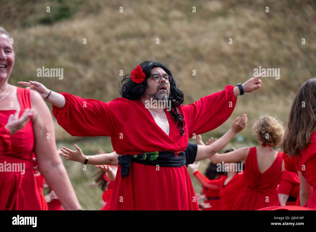 Edimburgo, Regno Unito. 30th luglio 2022. Il giorno delle alture più Wuthering di sempre è uno dei giorni più gioiosi dell'anno. Fu un'idea fondata da Shambush, un gruppo di performance britannico a Brighton nel 2013. Da allora, è diventato un fenomeno mondiale riunito da un collettivo globale di organizzatori di eventi amatoriali e professionali a livello internazionale. Eseguiamo l'evento con l'obiettivo di diffondere gioia e celebrare la musica di Kate Bush con una danza coreografica alla musica di Wuthering Heights. Credit: Andrew o'Brien/Alamy Live News Foto Stock
