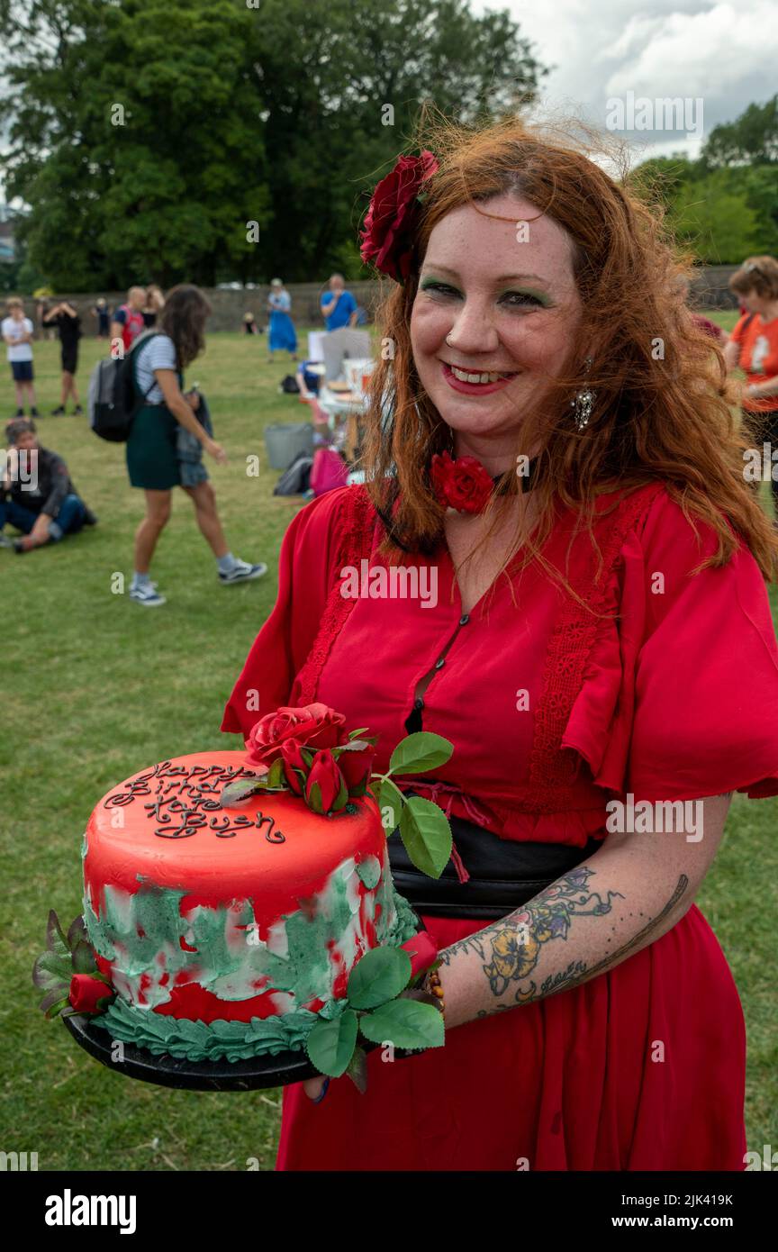 Edimburgo, Regno Unito. 30th luglio 2022. Il giorno delle alture più Wuthering di sempre è uno dei giorni più gioiosi dell'anno. Fu un'idea fondata da Shambush, un gruppo di performance britannico a Brighton nel 2013. Da allora, è diventato un fenomeno mondiale riunito da un collettivo globale di organizzatori di eventi amatoriali e professionali a livello internazionale. Eseguiamo l'evento con l'obiettivo di diffondere gioia e celebrare la musica di Kate Bush con una danza coreografica alla musica di Wuthering Heights. Credit: Andrew o'Brien/Alamy Live News Foto Stock