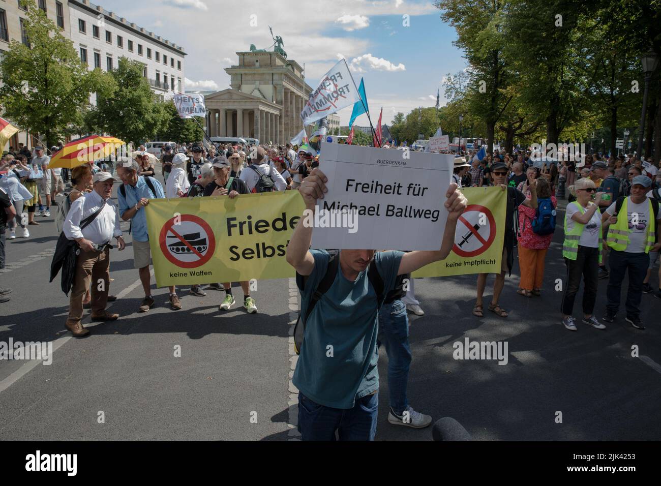 Berlino, Germania. 30th luglio 2022. I manifestanti anti anti-Covid si sono riuniti a Berlino per una dimostrazione, iniziata alla porta di Brandeburgo il 30 luglio 2022. I manifestanti tenevano diversi cartelli e striscioni; molti gridavano la libertà per Michael Ballweg. (Foto di Michael Kuenne/PRESSCOV/Sipa USA) Credit: Sipa USA/Alamy Live News Foto Stock