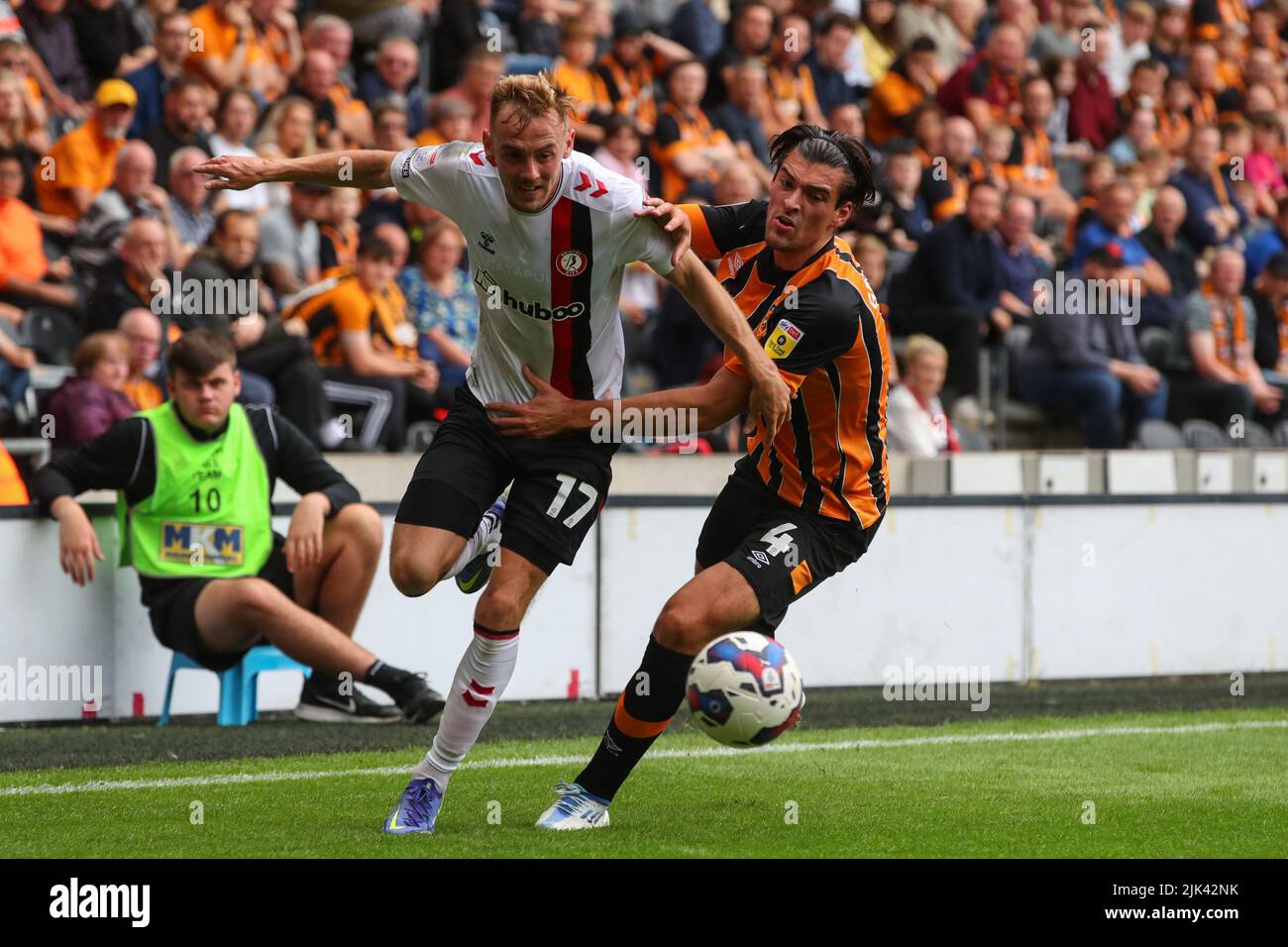 Mark Sykes #17 di Bristol City e Jacob Greaves #4 di Hull City sfida per la palla Foto Stock