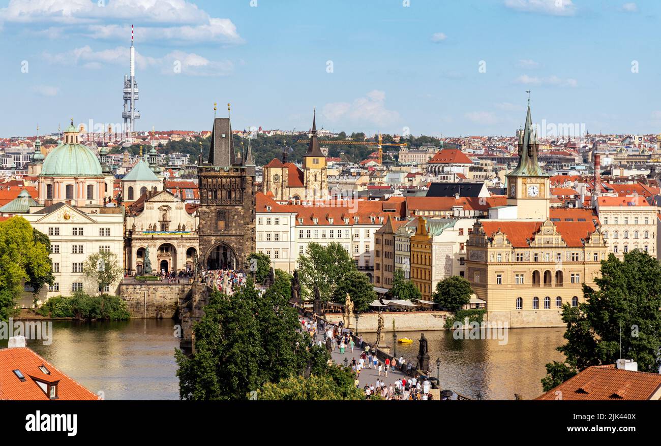 Charles Bridge, Praga, viste sulla città, Repubblica Ceca Foto Stock