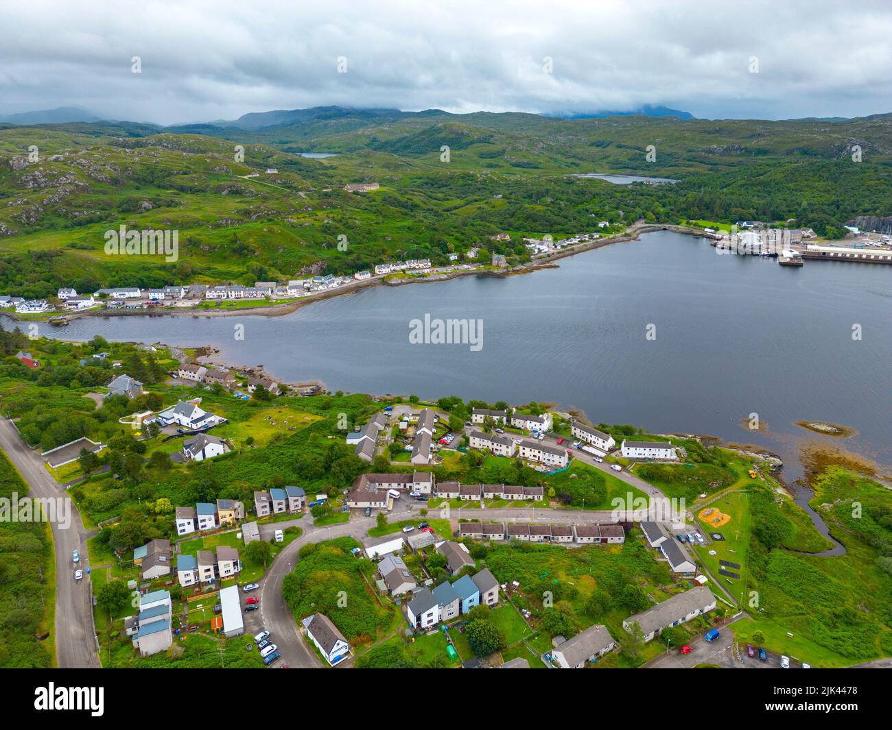 Veduta aerea del villaggio di Lochinver sulla rotta turistica North Coast 500 a Sutherland, Scozia, Regno Unito Foto Stock