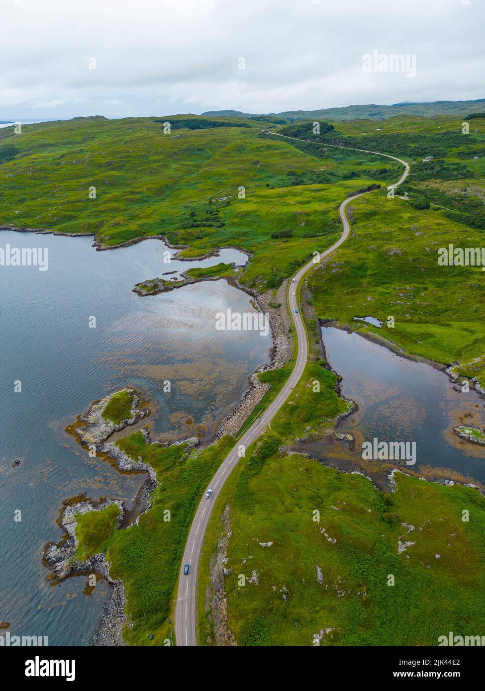 Vista aerea della strada remota sulla rotta turistica della costa settentrionale 500 a Kylestrome, Sutherland, Scozia Foto Stock