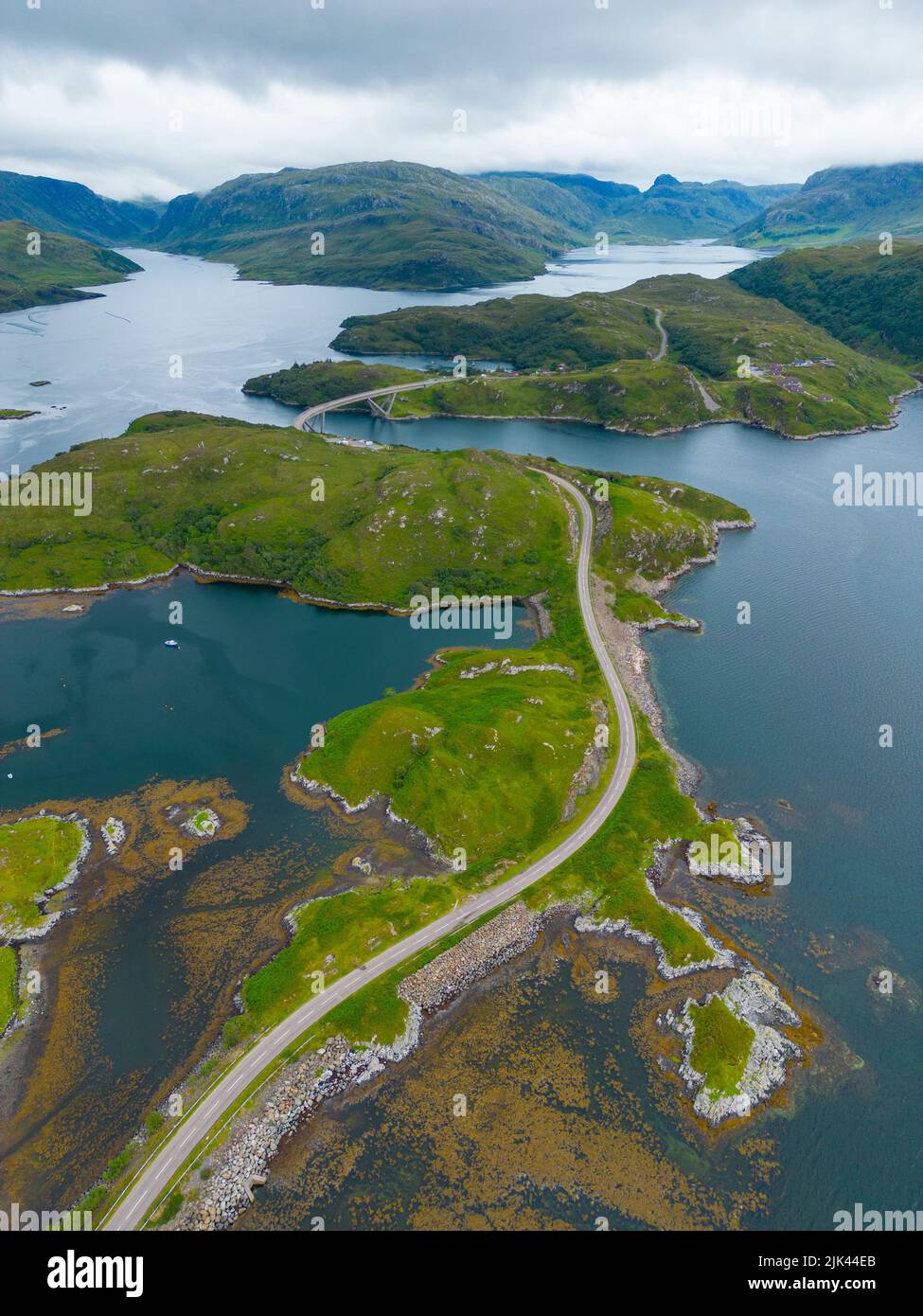 Vista aerea della strada remota sulla rotta turistica della costa settentrionale 500 a Kylestrome, Sutherland, Scozia Foto Stock