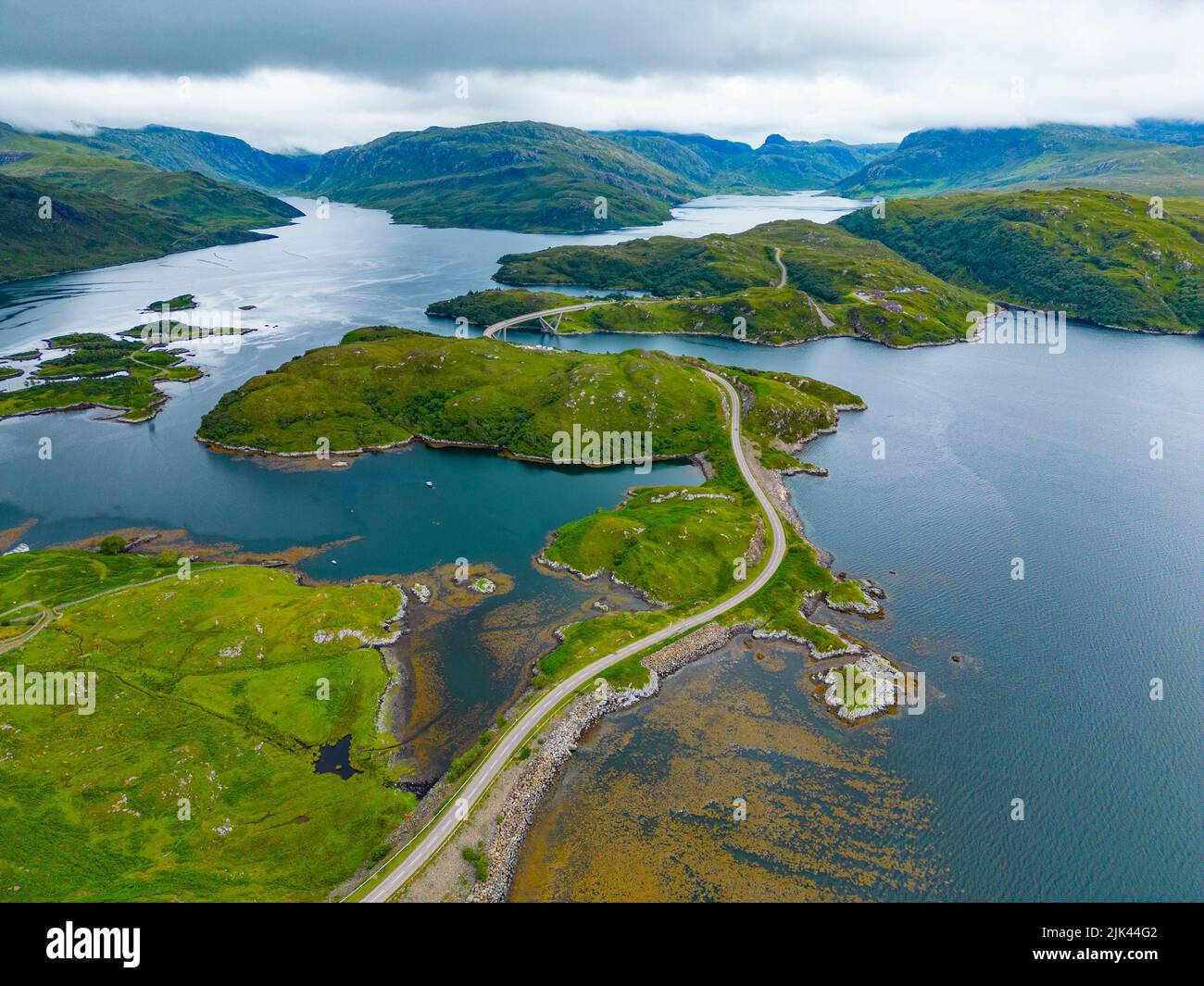 Vista aerea della strada remota sulla rotta turistica della costa settentrionale 500 a Kylestrome, Sutherland, Scozia Foto Stock