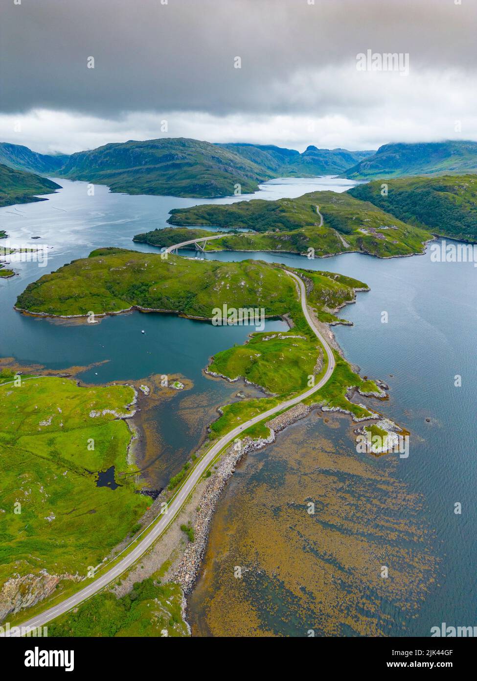 Vista aerea della strada remota sulla rotta turistica della costa settentrionale 500 a Kylestrome, Sutherland, Scozia Foto Stock