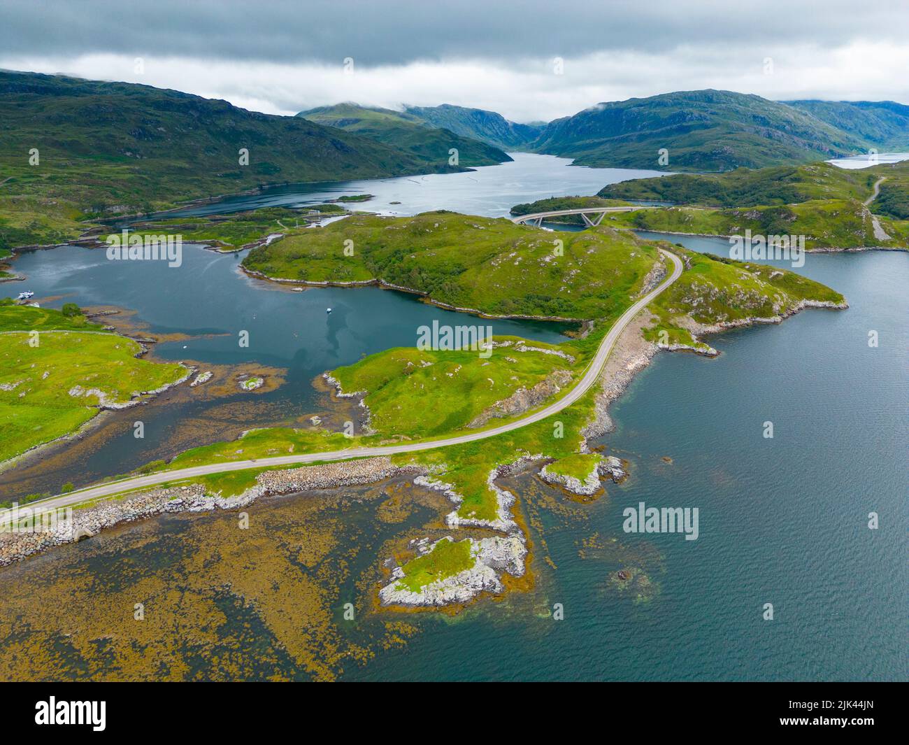Vista aerea della strada remota sulla rotta turistica della costa settentrionale 500 a Kylestrome, Sutherland, Scozia Foto Stock