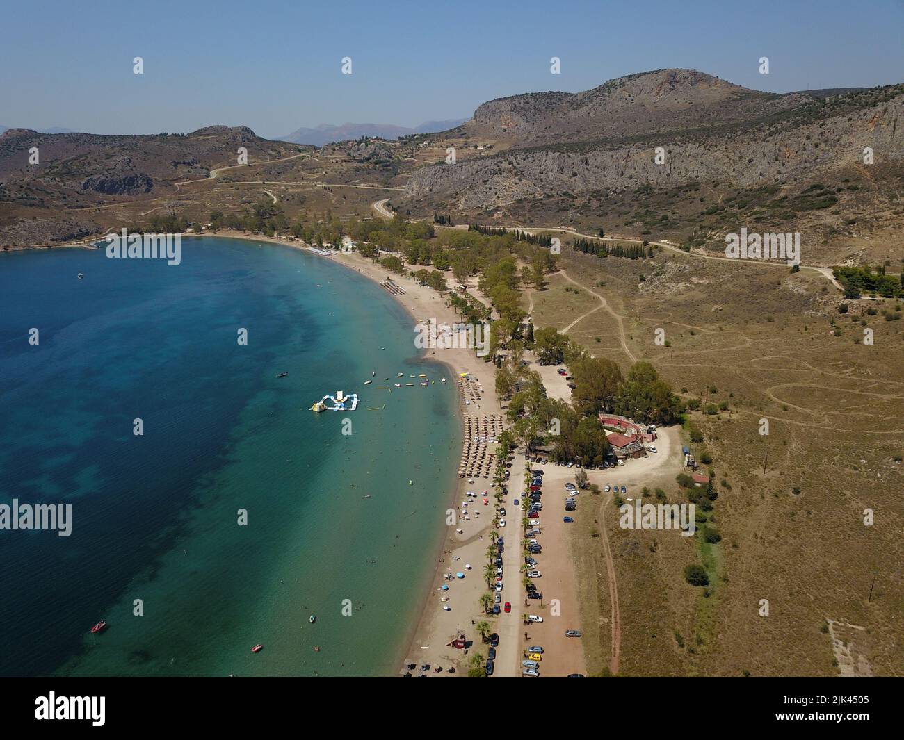 ESTATE GRECA SULLA SPIAGGIA ESTATE GRECA SULLA SPIAGGIA Foto scattata con un drone che mostra la spiaggia di Carathona a Nafplio, Peloponneso sud-orientale in Grecia. La temperatura elevata che prevale è ideale per nuotare sulla splendida spiaggia di Argolis. Sabato 30 luglio 2022. Foto Stock