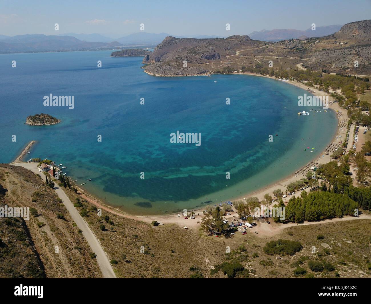 ESTATE GRECA SULLA SPIAGGIA ESTATE GRECA SULLA SPIAGGIA Foto scattata con un drone che mostra la spiaggia di Carathona a Nafplio, Peloponneso sud-orientale in Grecia. La temperatura elevata che prevale è ideale per nuotare sulla splendida spiaggia di Argolis. Sabato 30 luglio 2022. Foto Stock