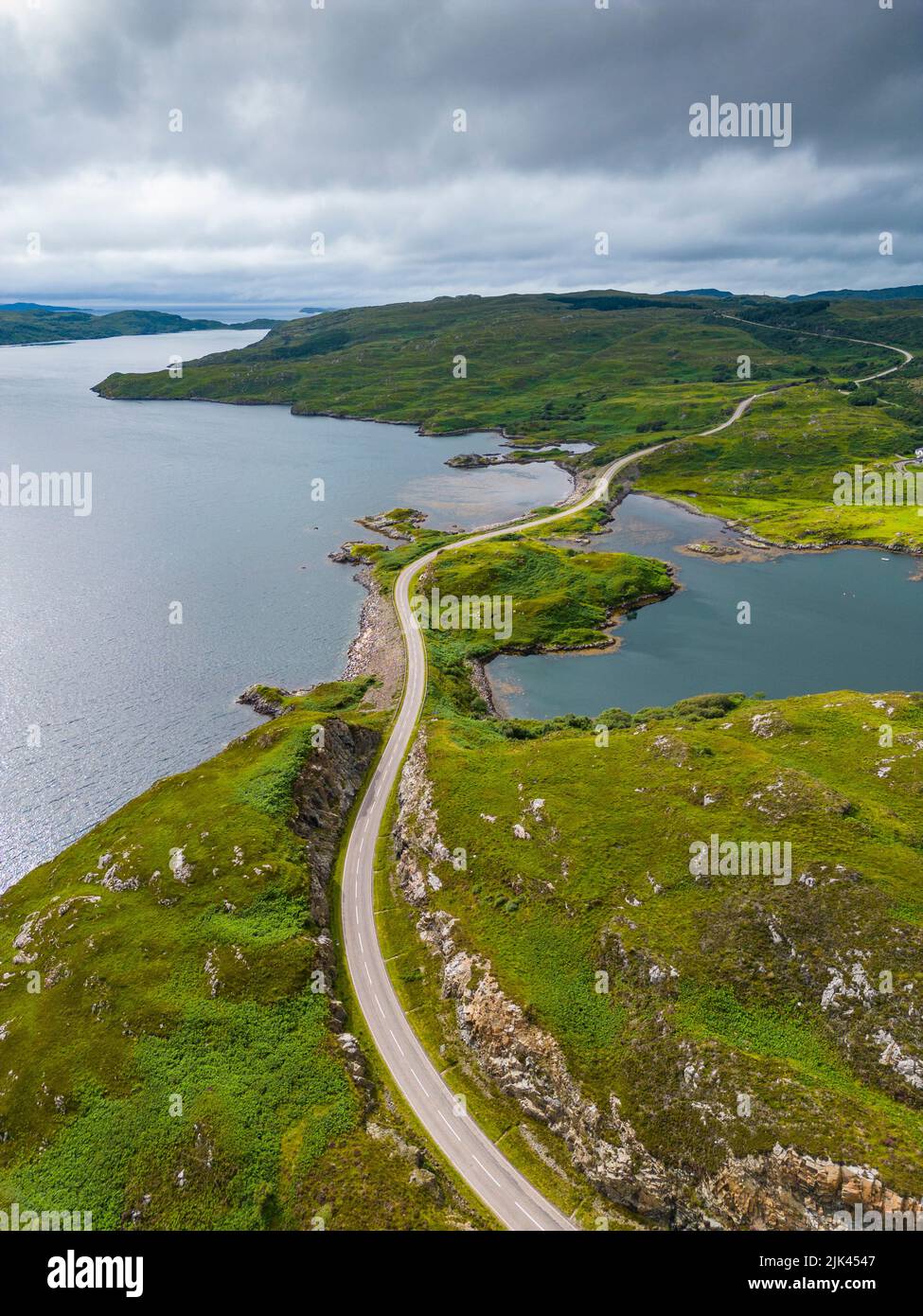 Vista aerea della strada remota sulla rotta turistica della costa settentrionale 500 a Kylestrome, Sutherland, Scozia Foto Stock