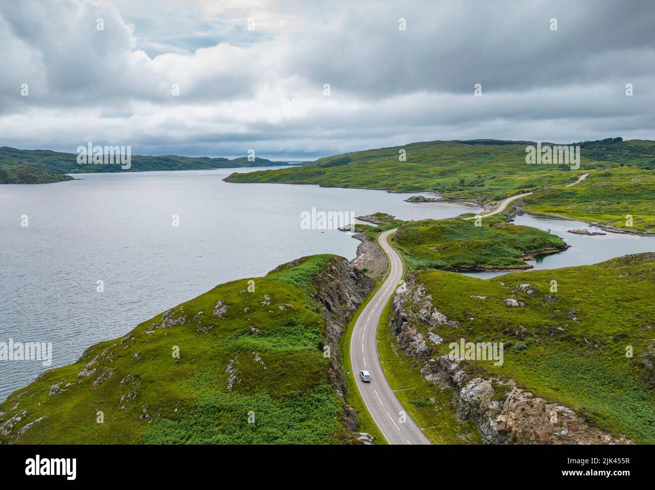 Vista aerea della strada remota sulla rotta turistica della costa settentrionale 500 a Kylestrome, Sutherland, Scozia Foto Stock