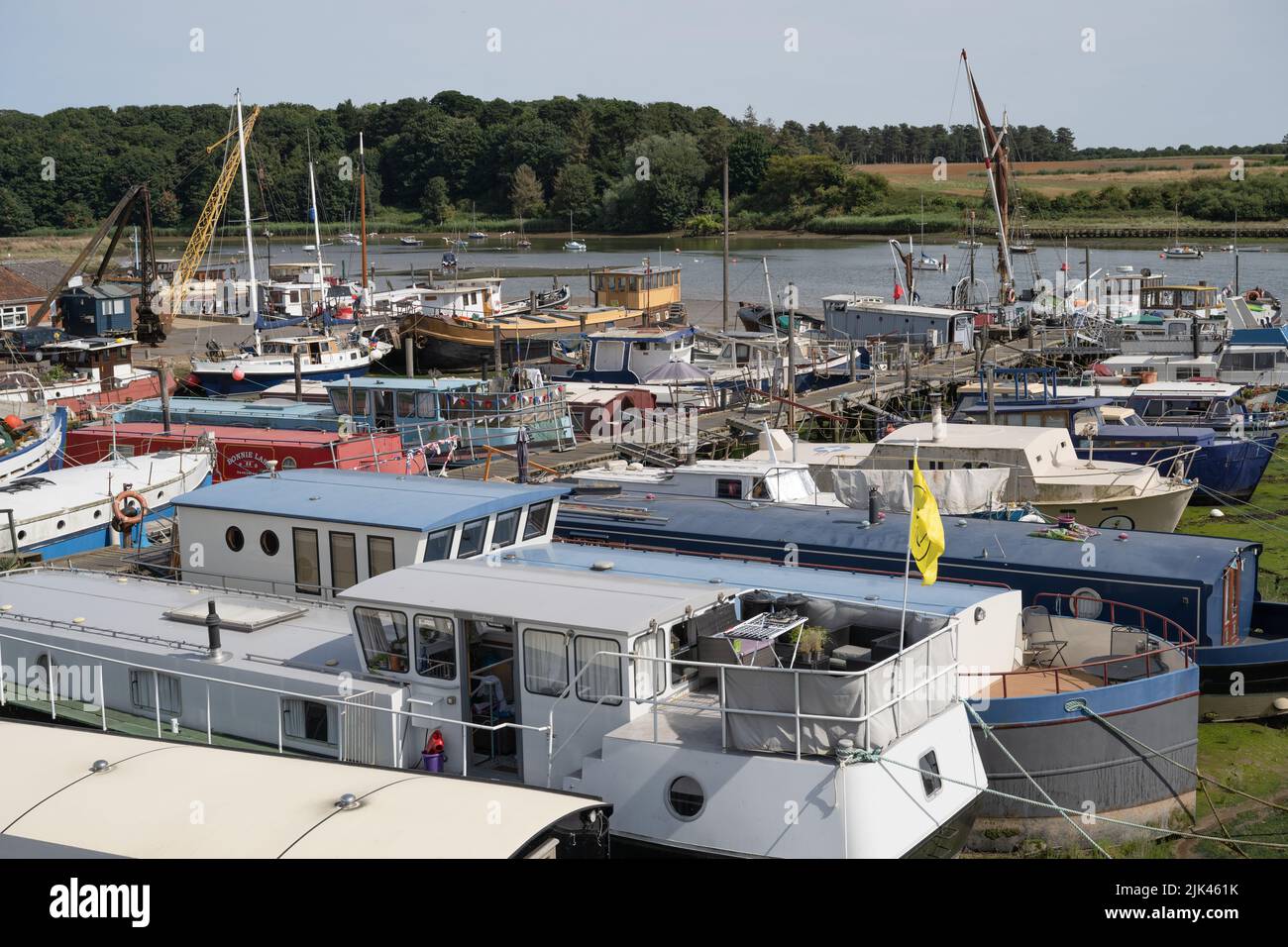 Barche ormeggiate a Woodbridge Quay sul fiume Deben Foto Stock