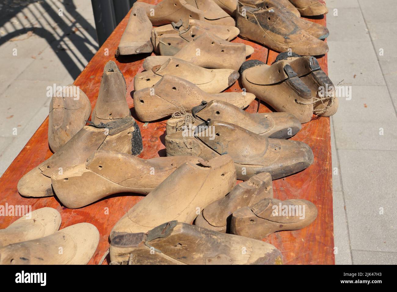 Vecchie scarpe di legno. Negozio di scarpe. Foto Stock