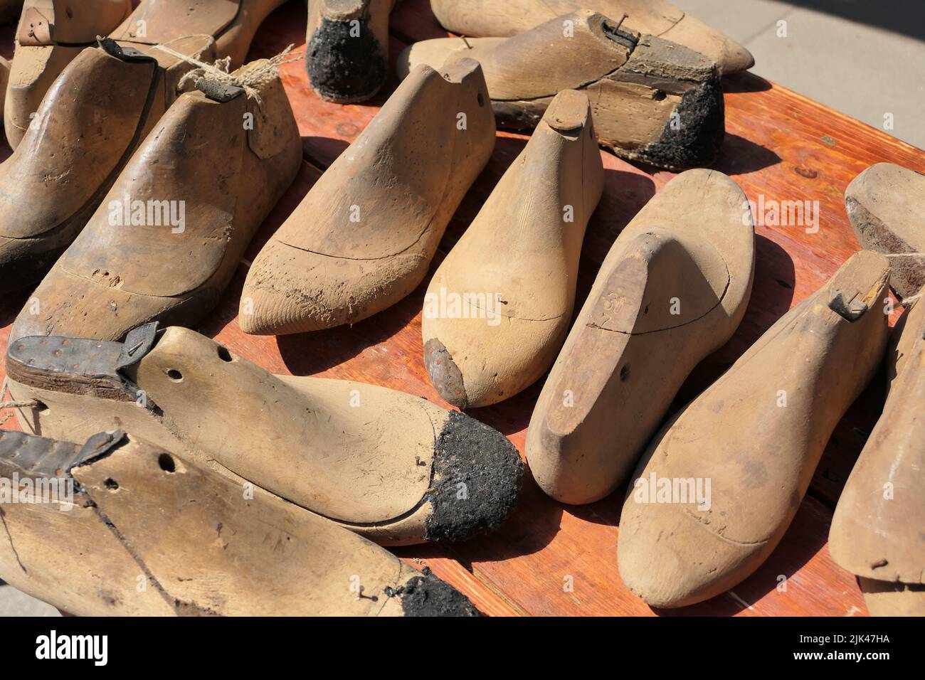 Vecchie scarpe di legno. Negozio di scarpe. Foto Stock