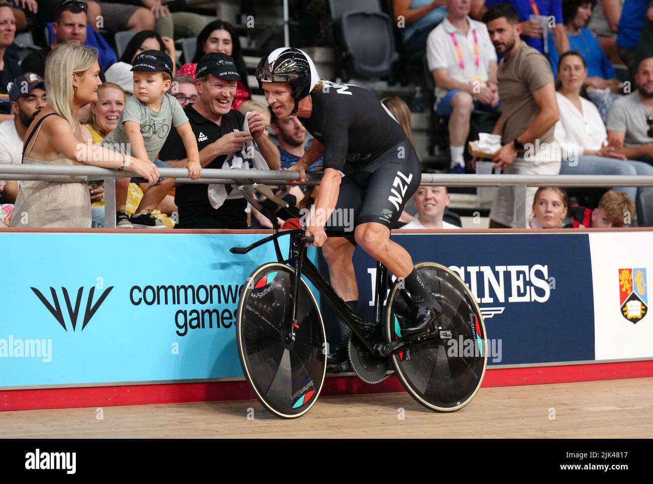 Aaron Gate della Nuova Zelanda celebra la vittoria del singolo uomo di 4000 metri Pursuit a Lee Valley VeloPark il giorno due dei Giochi del Commonwealth 2022 a Londra. Data foto: Sabato 30 luglio 2022. Foto Stock