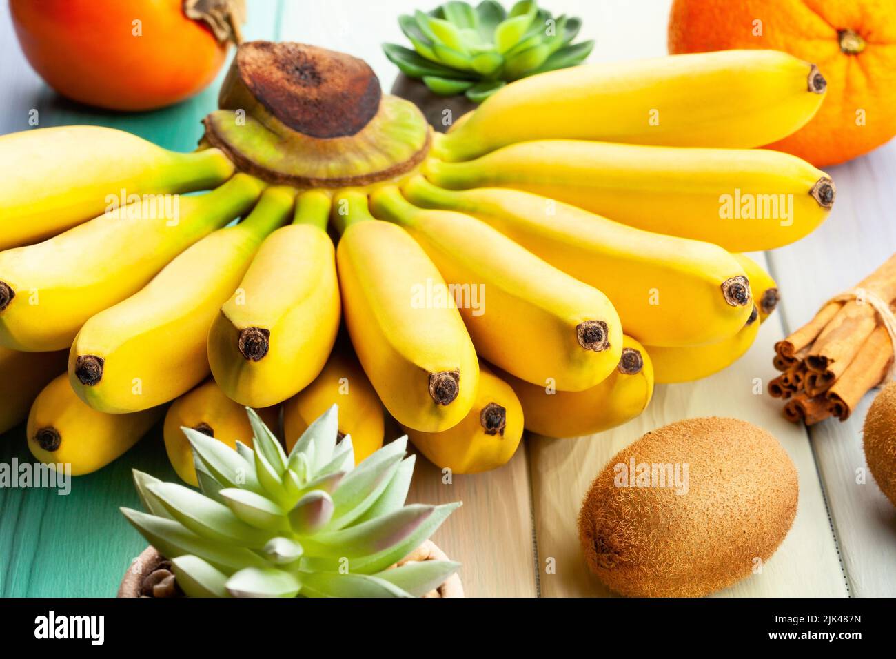 baby banana su sfondo di legno Foto Stock