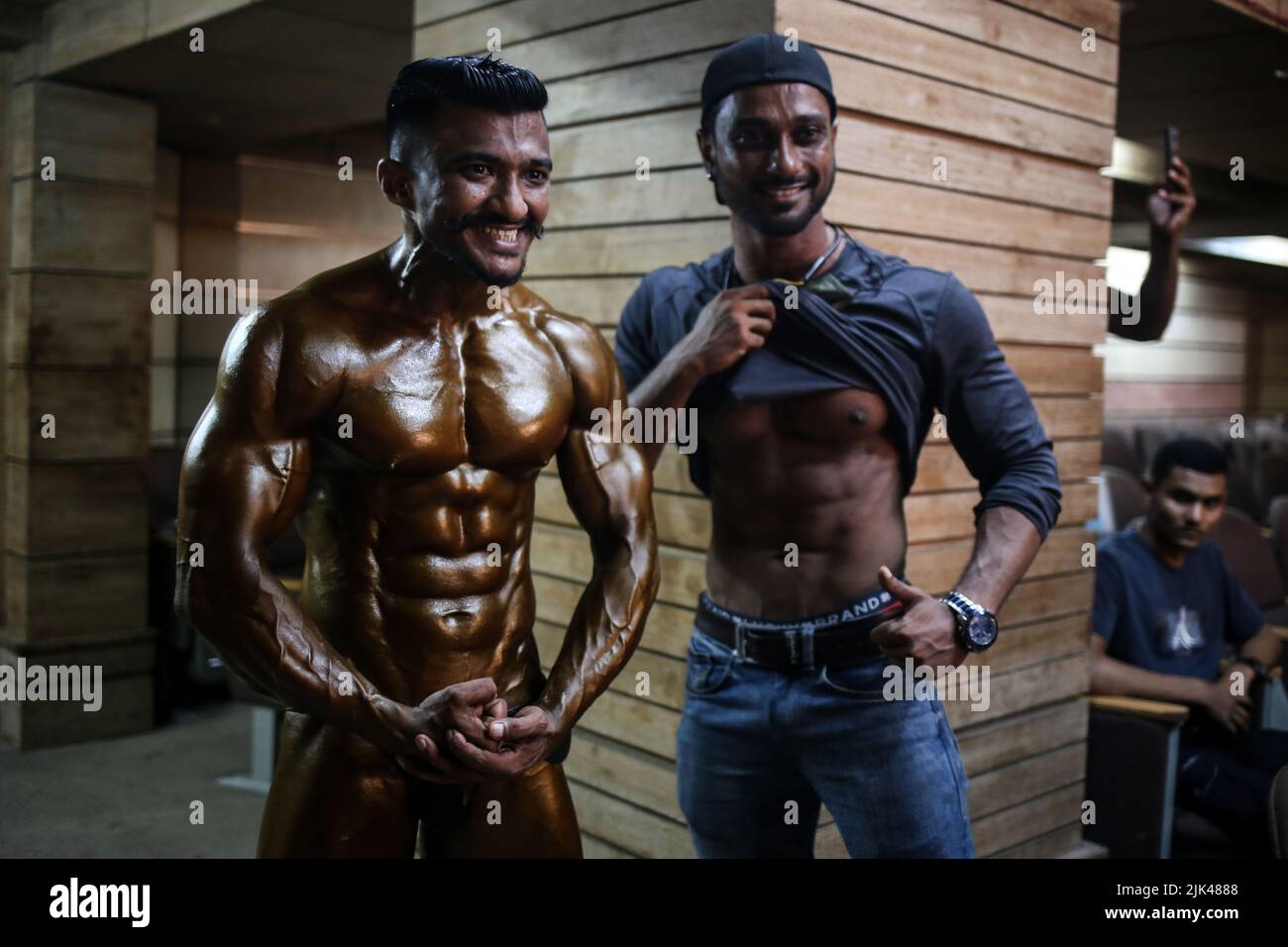 Dhaka, Bangladesh. 30th luglio 2022. Il Sig. Dhaka Open Bodybuilding Championship ha iniziato il gioco in 11 classi di peso in tre categorie organizzate dalla Federazione Bangladesh Bodybuilding. Il concorso ha 60, 65, 70, 75, 80, 85 e sopra-85 nella categoria maschile, categoria aperta nella categoria master bodybuilding e 166, 170 e sopra-170 cm evento nella categoria maschile fisique. Le partite finali del campionato si terranno domani. La foto è stata scattata dall'Auditorium Sheikh Kamal del National Sports Council il sabato: ZUMA Press, Inc./Alamy Live News Foto Stock
