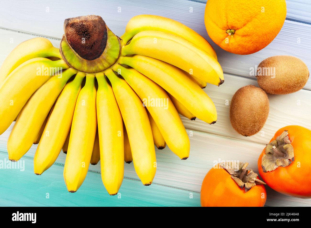 baby banana su sfondo di legno Foto Stock