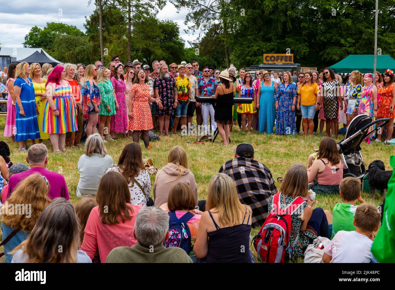 Chettle, Dorset, Regno Unito. 30th luglio 2022. Migliaia di persone si affollano nella bizzarra Fete del Chettle Village, probabilmente la più bizzarra del paese, per vedere o prendere parco durante gli eventi stravaganti. Molti viaggi grandi distanze per godere di una divertente divertente giornata piena d'azione, raccogliendo fondi per la carità. Il colorato piccolo coro funky intrattiene la folla con il loro canto. Credit: Carolyn Jenkins/Alamy Live News Foto Stock