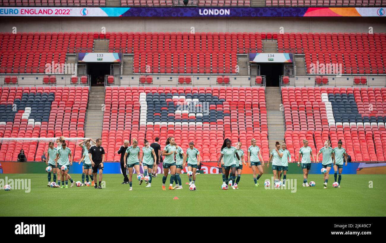 Londra, Regno Unito. 30th luglio 2022. Calcio: Nazionale, donne, Campionato europeo 2022, prima della finale, formazione finale Germania, Stadio di Wembley: I giocatori si riscaldano. Credit: Sebastian Gollnow/dpa/Alamy Live News Foto Stock