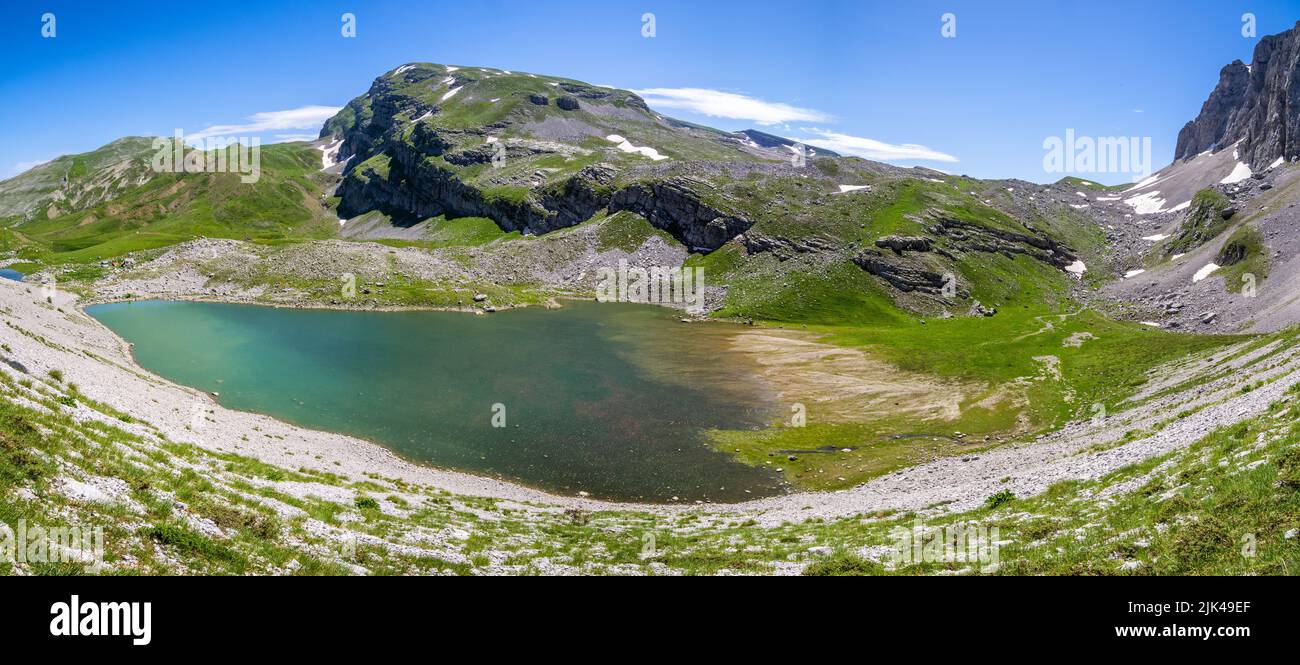 Vista panoramica dalle urla sopra il lago di Xerolimni sotto il Monte Astraka, nei Monti Pindus del nord della Grecia Foto Stock